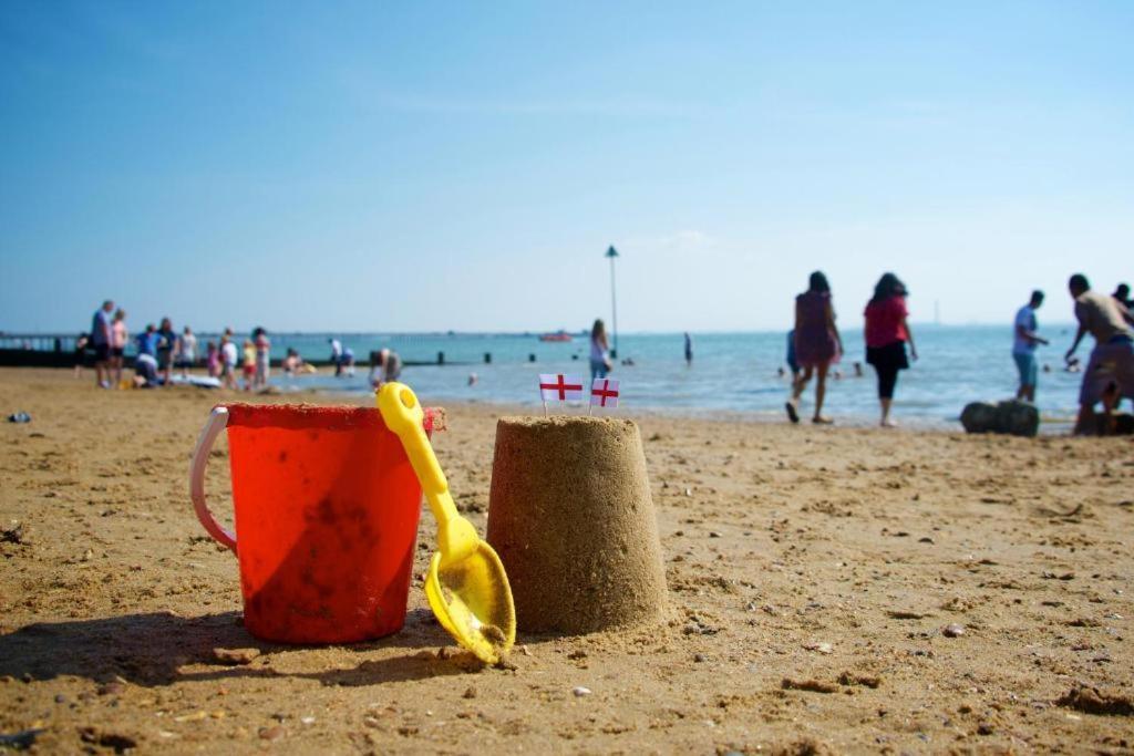 Marine Villa Hotel & Suites - Close To Beach, Train Station & Southend Airport Southend-on-Sea Exterior photo