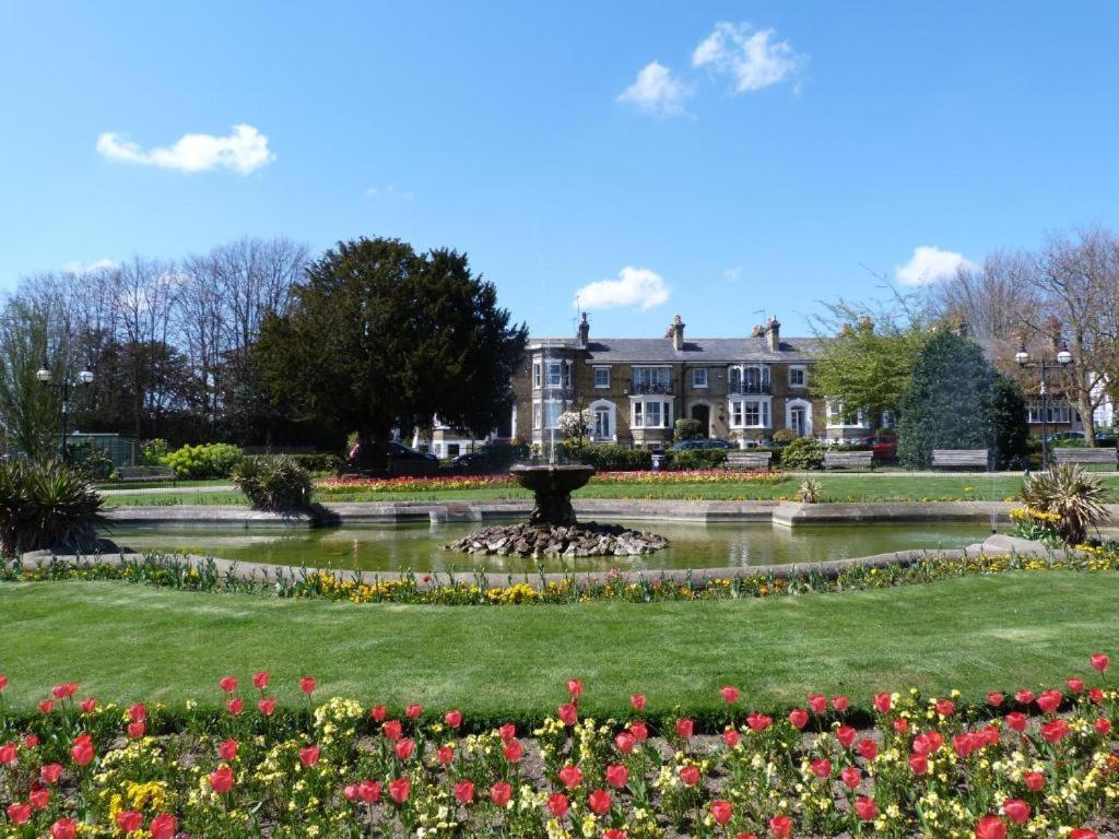 Marine Villa Hotel & Suites - Close To Beach, Train Station & Southend Airport Southend-on-Sea Exterior photo